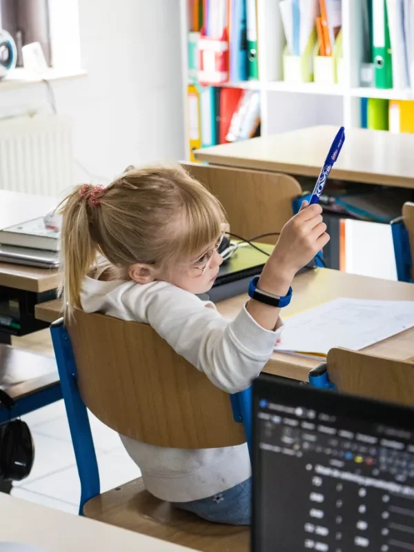 Kind met hoogbegaafdheid steekt zijn hand op